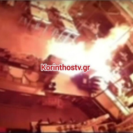 Νεμέα: Βίντεο από τη στιγμή που κουκουλοφόροι βάζουν φωτιά με βενζίνη σε καφετέρια