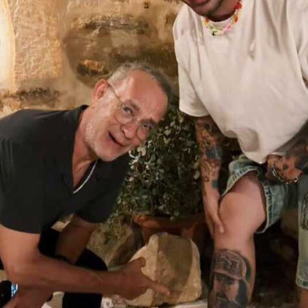 «Wow!»: Η αυθόρμητη αντίδραση του Τομ Χανκς όταν βλέπει το πρόσωπό του σε τατουάζ Έλληνα θαυμαστή