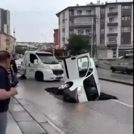 Οι δρόμοι έγιναν ποτάμια και στην Τουρκία: Άνοιξαν τρύπες στους δρόμους και «κατάπιαν» οχήματα
