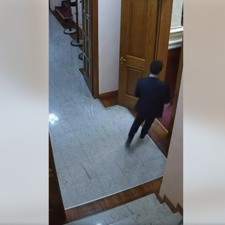 Σάλος στην Αλβανία: Βίντεο δείχνει βουλευτή να αρπάζει απόρρητη συμφωνία και να τρέχει στη Βουλή