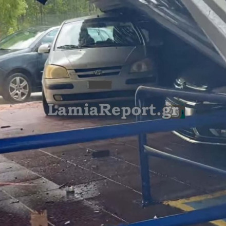 Σφοδρό μπουρίνι έπληξε τη Φθιώτιδα - Ξηλώθηκε στέγη και έπεσε σε αυτοκίνητα