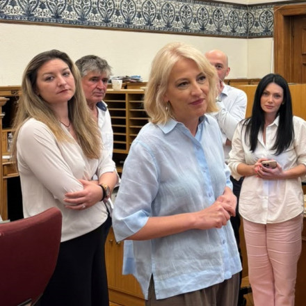 Το κέρασμα της Δούρου στους δημοσιογράφους: Ο Πολάκης, η Κασιμάτη και η στροφή στο «συλλογικό»