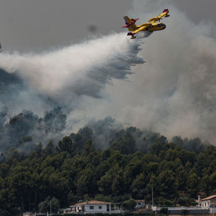 Τα ελληνικά Canadair δίνουν μάχη με τη μεγάλη φωτιά στην Ισπανία - Βίντεο μέσα από το πιλοτήριο