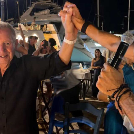Αυθόρμητο live του Κωνσταντίνου Αργυρού στο Φισκάρδο: Πήρε μικρόφωνο και ξεσήκωσε μέχρι τον Σβάρτσμαν