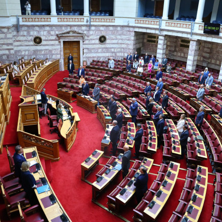 Ολομέλεια: Ενός λεπτού σιγή στη μνήμη των τριών πυροσβεστών