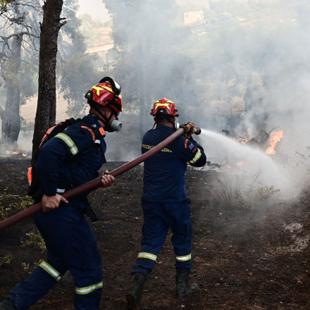 Πύρινη κόλαση στη Δυτική Αττική: Μάχη να σωθούν σπίτια και περιουσίες - Εκκενώθηκαν 11 οικισμοί
