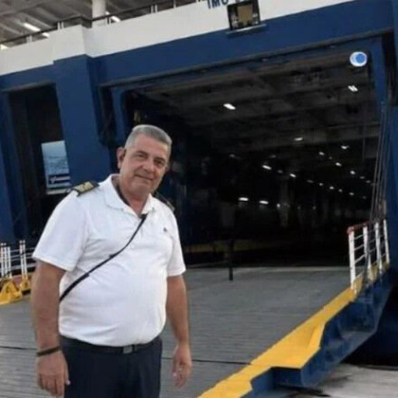 Ραφήνα: Ρίγη συγκίνησης για τον ύπαρχο Αντώνη Βιδάλη - Οι κόρνες των πλοίων ήχησαν στο ύστατο χαίρε