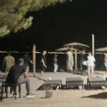 Καραθώνα: Δουλεύουν τη νύχτα για να βάλουν ξαπλώστρες – Πήραν άδεια από ΕΤΑΔ