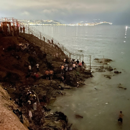 Θέουτα: Η «ρωγμή» στα σύνορα της Ευρώπης – Οι εικόνες με τους μετανάστες που αιφνιδίασαν την Ισπανία
