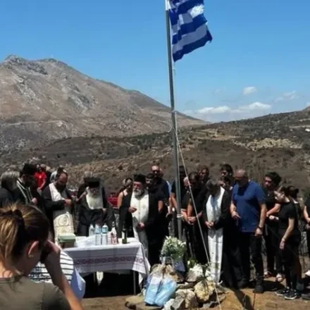 Ρίγη συγκίνησης στην Κρύα Βρύση: Τίμησαν τους δύο πυροσβέστες που χάθηκαν στο καθήκον