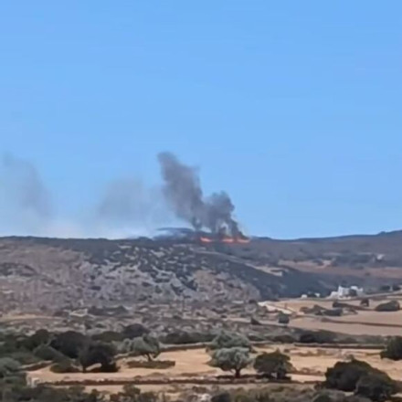 Αναζωπύρωση της φωτιάς στην Πάρο - 112 για εκκένωση, μάχη με ισχυρούς ανέμους