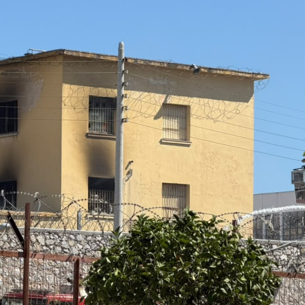 Συναγερμός στον Κορυδαλλό: Κρατούμενοι έβαλαν φωτιά σε πτέρυγα των φυλακών