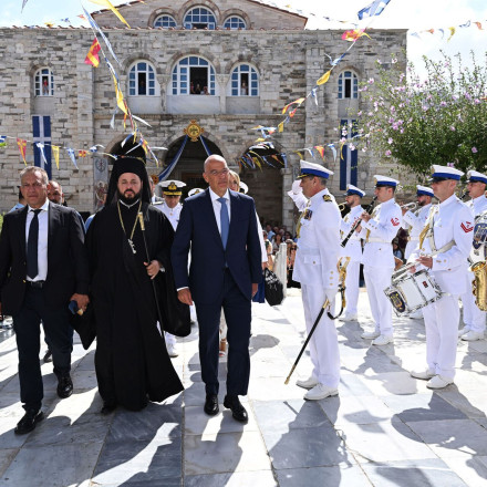 Με λαμπρότητα ο Δεκαπενταύγουστος στην Πάρο – Στην Εκατονταπυλιανή ο Νίκος Δένδιας