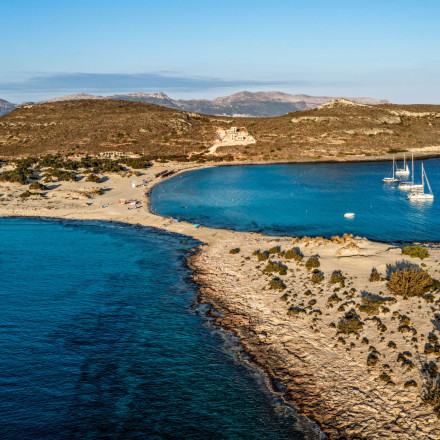 Νέο χωροταξικό για τον τουρισμό: Τι αλλάζει σε ξενοδοχεία, νησιά, παράκτιες ζώνες και Airbnb