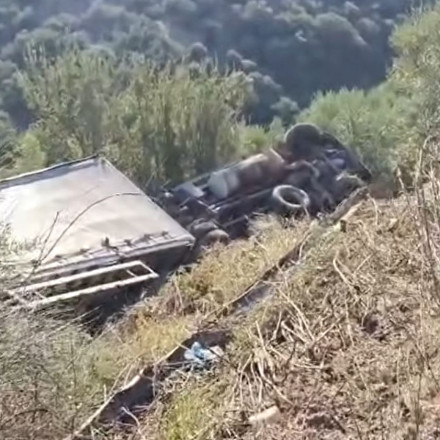 Λακωνία: Σοκαριστικό βίντεο με φορτηγό πεσμένο στον γκρεμό - Νεκρός ο οδηγός