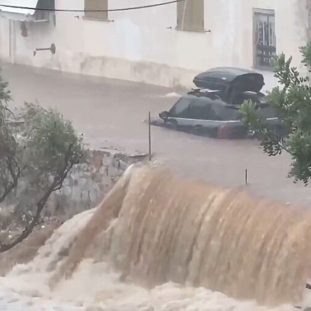 Ισχυρή νεροποντή «έπνιξε» τη Μάνη: Γυναίκα χτυπήθηκε από κεραυνό, οδηγοί παγιδεύτηκαν σε οχήματα
