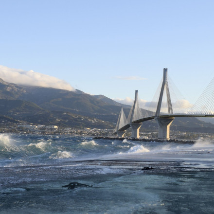 Ρίο: Τέσσερις κολυμβητές παρασύρθηκαν στ' ανοιχτά – Τους έσωσε φέρι μποτ και ναυαγοσωστικό σκάφος