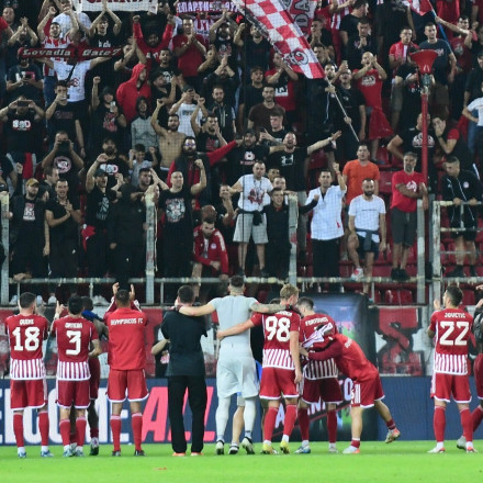 Η αποθέωση των φιλάθλων του Ολυμπιακού μετά τη νίκη 2-1 επί της Γουέστ Χαμ