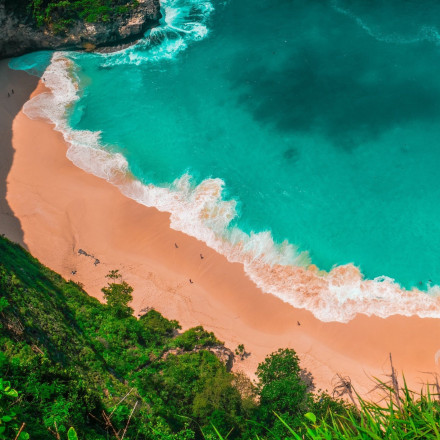 Ο δρόμος που «χώριζει» τη γη στα δύο και οδηγεί σε κρυφή παραλία