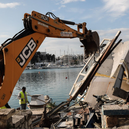 Που θα γίνουν κατεδαφίσεις αυθαιρέτων σε παραλίες και δασικές εκτάσεις σε Αττική