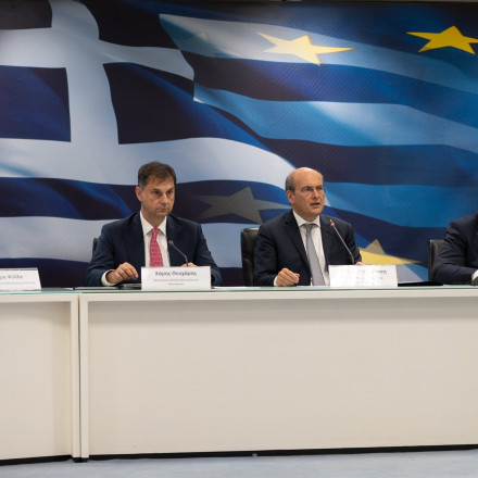 Χαράτσι 1.444 ευρώ στους επαγγελματίες - Τι προβλέπει το φορολογικό νομοσχέδιο