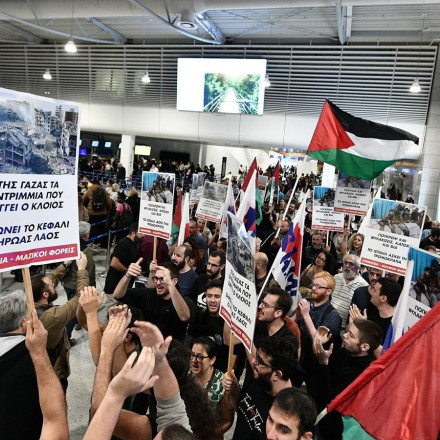 Το ΠΑΜΕ διαδήλωσε μέσα στο αεροδρόμιο υπέρ της Παλαιστίνης