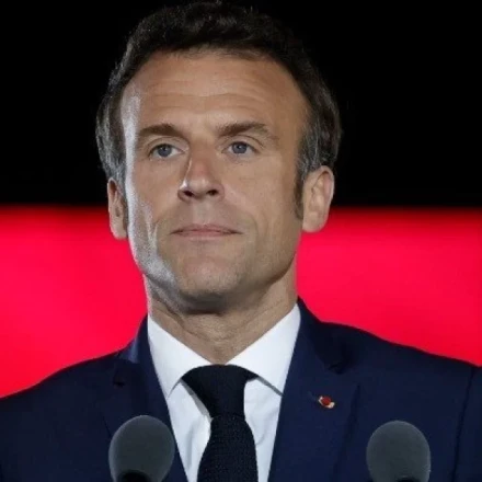 Επίσκεψη Μακρόν, προαγωγή Χρυσοχοΐδη, τα ΙΕΚ δεν θέλουν «μη κρατικά»