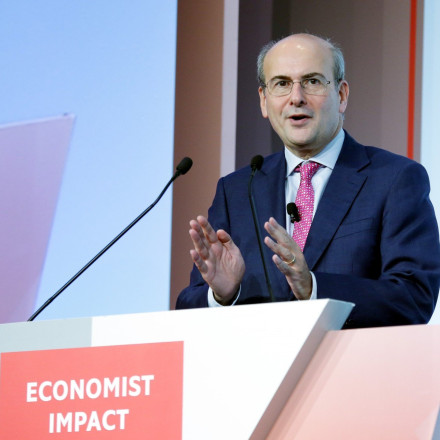 Χατζηδάκης στο συνέδριο του Economist: «Μας παρακολουθούν οι αγορές»