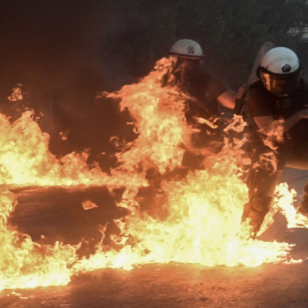 Ιλίσια: Επίθεση με φωτοβολίδα σε αστυνομικούς – 17 προσαγωγές