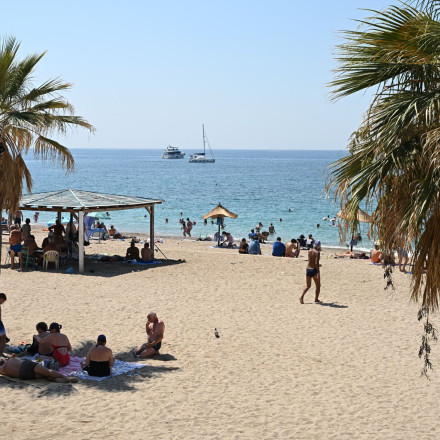 Καύσωνας: 40άρια σήμερα και νέα άνοδος τη Δευτέρα – Κοσμοσυρροή στις παραλίες