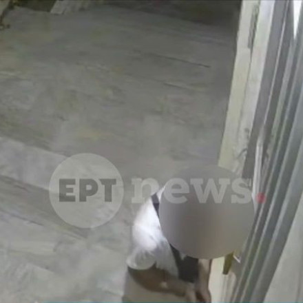 Άνω Γλυφάδα: Βίντεο ντοκουμέντο δείχνει διαρρήκτη να παραβιάζει πόρτα πολυκατοικίας με κατσαβίδι