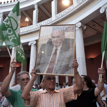 3η Σεπτέμβρη: Μαζική συγκέντρωση και «σκηνικό γιορτής» από τη Χαριλάου Τρικούπη για την ανατροπή