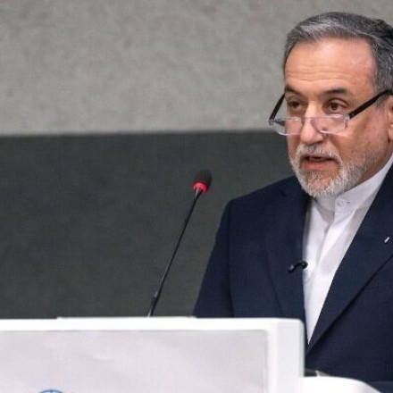 Ιράν: Αραγτσί ανοίγει παράθυρο στη διπλωματία – «Η πίεση δεν λειτουργεί»