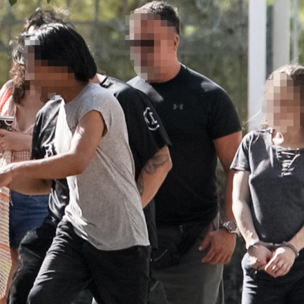 Κυψέλη: Στην Ευελπίδων οι τρεις συλληφθέντες – Σοκάρει ο 43χρονος για τις μαχαιριές στο βρέφος