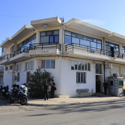 Εισέβαλε με μαχαίρι στο ΑΤ Μάνδρας - Αστυνομικός τον πυροβόλησε στην κοιλιά