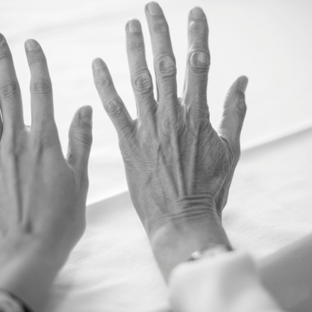 Ξεχάστε τα «μαγικά» anti-aging: Οι 5 συνήθειες που πραγματικά «φρενάρουν» τη γήρανση
