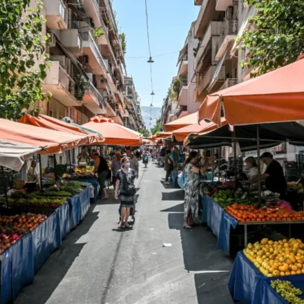 Θεσσαλονίκη: Αστυνομικοί έφοδοι σε λαϊκές για παρεμπόριο – Έπεσαν «καμπάνες» 4.000 ευρώ
