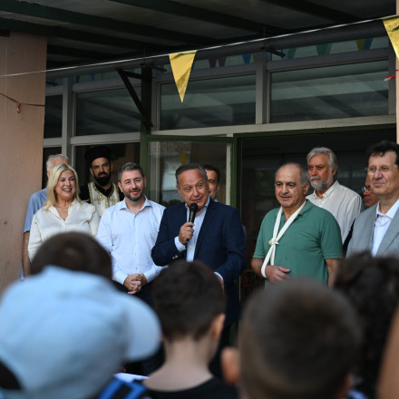 Στο 34ο Δημοτικό Σχολείο Θεσσαλονίκης ο Νίκος Ανδρουλάκης για τον αγιασμό - Οι ευχές στους μαθητές
