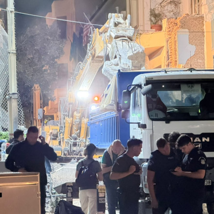 Θρίλερ στην Πλάκα: Ανασύρθηκε νεκρή γυναίκα από τα χαλάσματα – Έρευνες για 5 αγνοούμενους