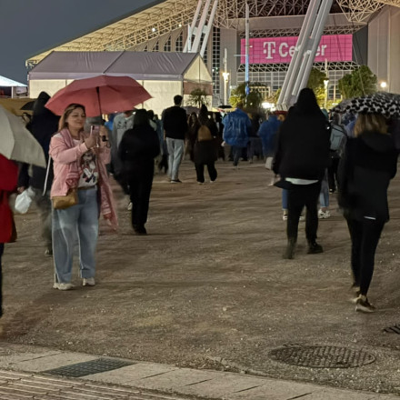 Ούτε η βροχή δεν σταματά τους θαυμαστές της Άννας Βίσση στο ΟΑΚΑ