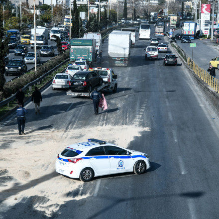 Σύγκρουση τεσσάρων μοτοσικλετών στην Αθηνών-Κορίνθου
