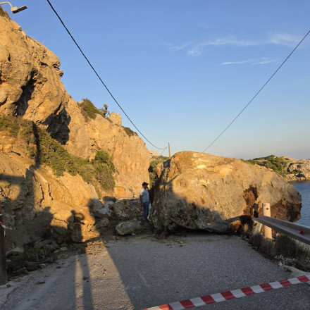 Ρόδος: Απομακρύνθηκαν τα εγκλωβισμένα οχήματα μετά την πτώση βράχου στον δρόμο