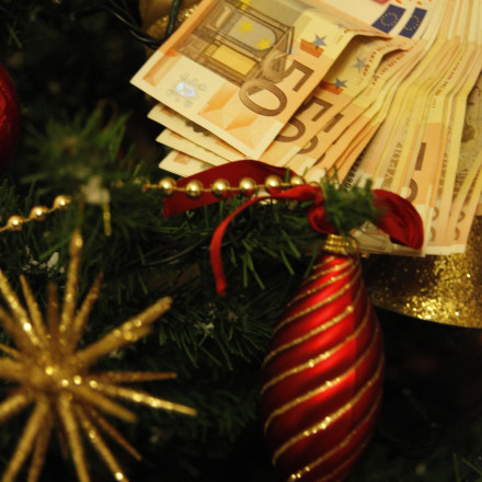 Δώρο Χριστουγέννων 2025: Τι πρέπει να γνωρίζετε - Υπολογισμός, καταβολή, ποινές στους εργοδότες