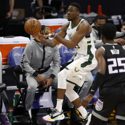 Rookie υποστήριξε τον Θανάση Αντετοκούνμπο: «Τον κρίνετε για λίγη προσοχή»