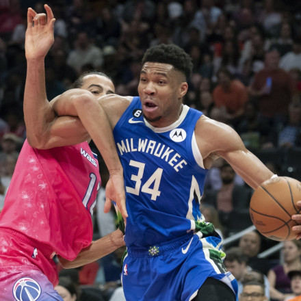 NBA: Νίκη 110-105 των Μπακς επί των Νικς στο In-Season Tournament