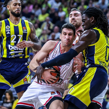 Ο Ολυμπιακός προσπάθησε, αλλά «μίλησε» ο Παπαγιάννης και η Φενέρ νίκησε (79-77)