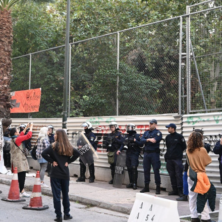 Ένταση στα Εξάρχεια - Αντιδρούν οι κάτοικοι στη κοπή δέντρων για το μετρό