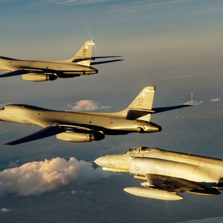 Εντυπωσιακοί σχηματισμοί των Ενόπλων Δυνάμεων με την Πολεμική Αεροπορία των ΗΠΑ