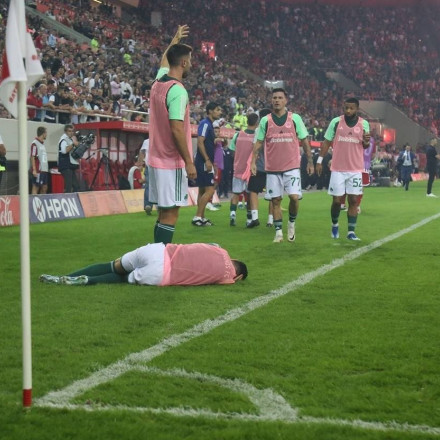 Εντοπίστηκε το άτομο που έριξε την κροτίδα στο ντέρμπι των «αιωνίων»