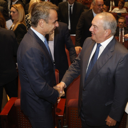 Το μήνυμα Μητσοτάκη μετά τις συμπληγάδες Καραμανλή – Σημίτη